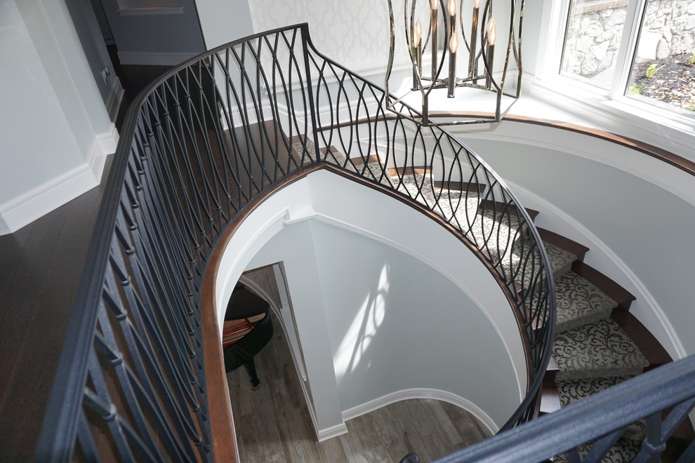 Свежая идея для дизайна: большая винтовая деревянная лестница в стиле ретро с деревянными ступенями - отличное фото интерьера