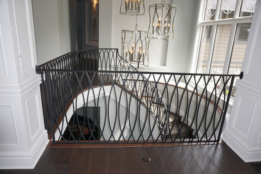 Imagen de escalera de caracol vintage grande con escalones enmoquetados y contrahuellas de metal