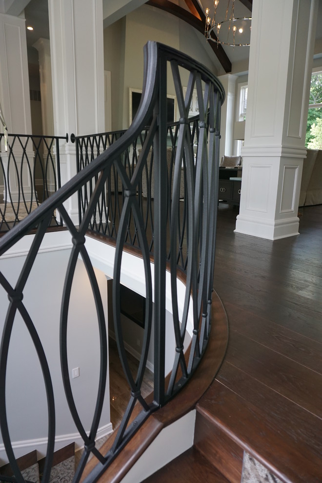 Diseño de escalera de caracol vintage grande con escalones enmoquetados y contrahuellas de metal