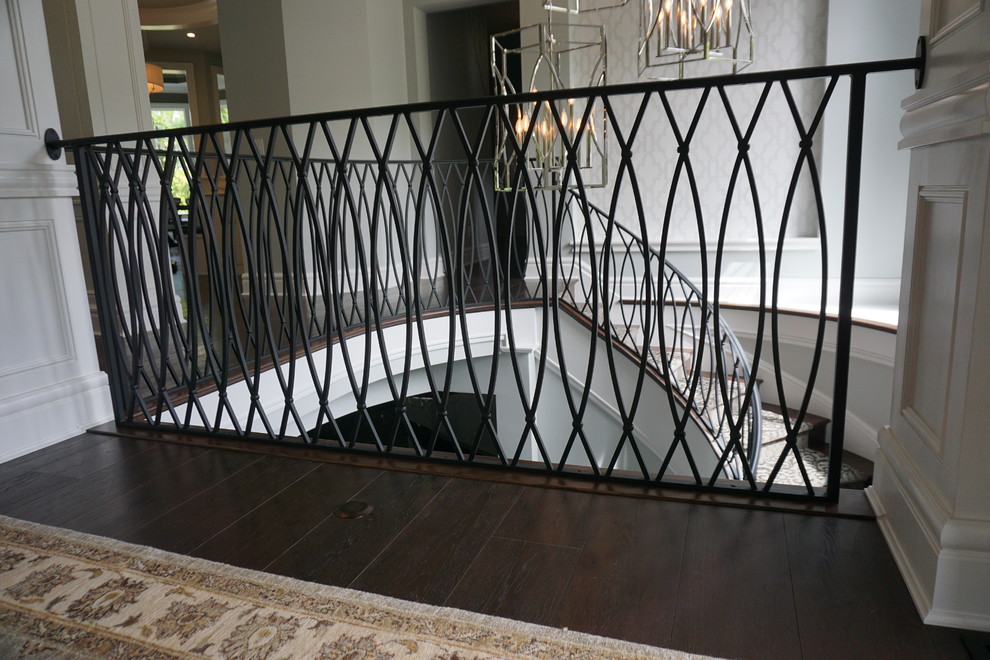 Стильный дизайн: большая винтовая металлическая лестница в стиле ретро с ступенями с ковровым покрытием - последний тренд
