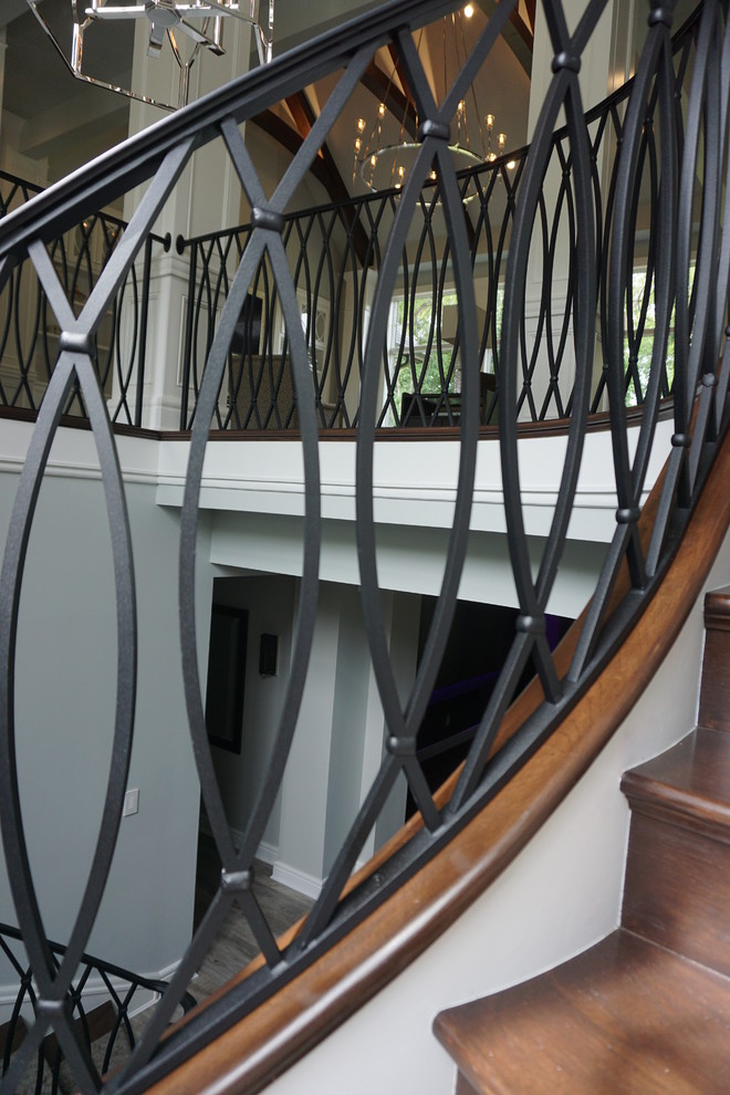 Modelo de escalera de caracol vintage grande con escalones enmoquetados y contrahuellas de metal