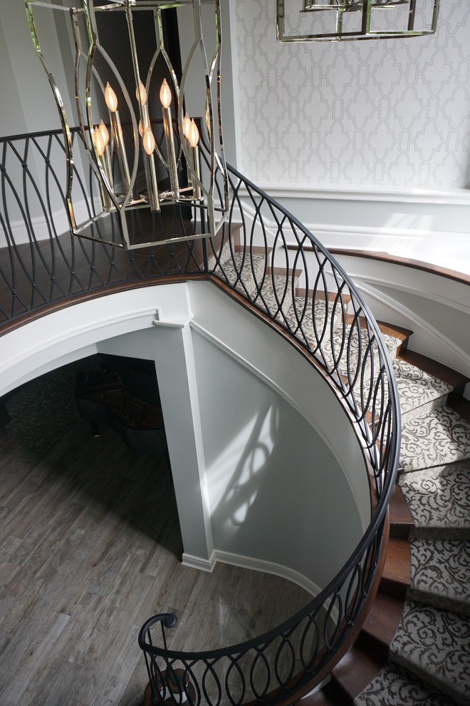 На фото: большая винтовая деревянная лестница в стиле ретро с деревянными ступенями