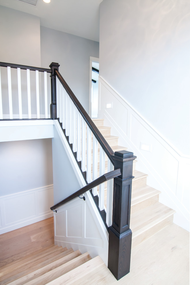 Idée de décoration pour un escalier craftsman en U de taille moyenne avec des marches en bois, des contremarches en bois et un garde-corps en bois.