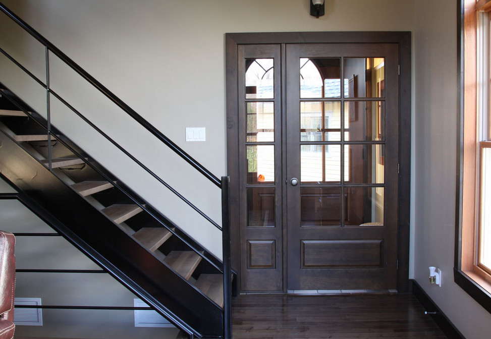 Imagen de escalera recta tradicional de tamaño medio sin contrahuella con escalones de madera
