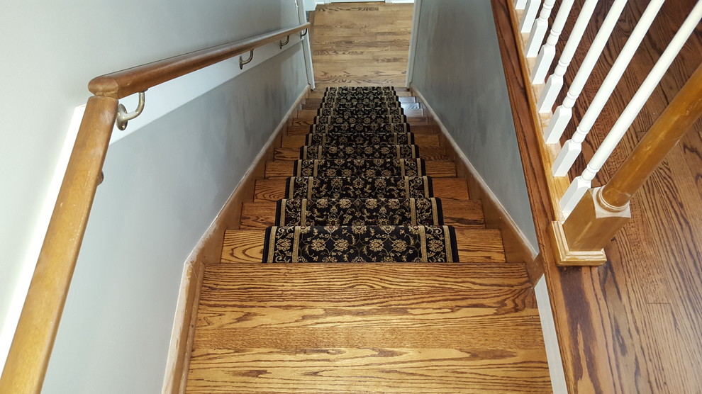 Gerades, Mittelgroßes Klassisches Treppengeländer Holz mit Teppich-Treppenstufen und Teppich-Setzstufen in Indianapolis