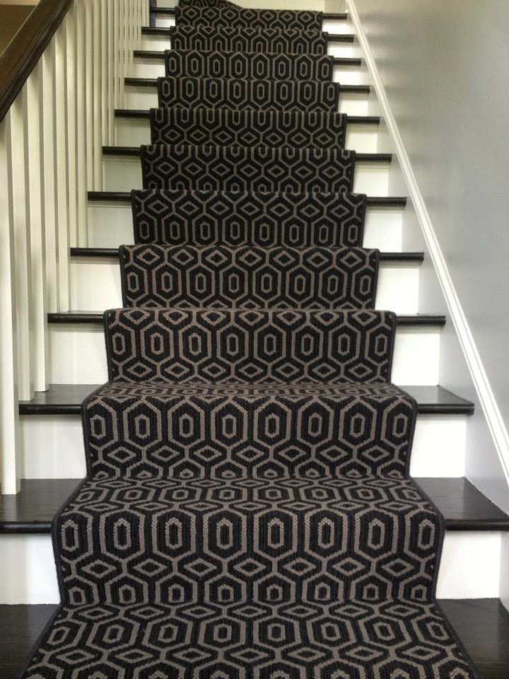 Пример оригинального дизайна: прямая лестница с ступенями с ковровым покрытием