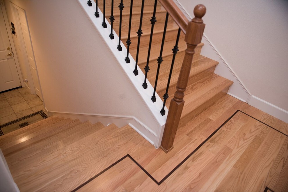 Exempel på en mellanstor klassisk rak trappa i trä