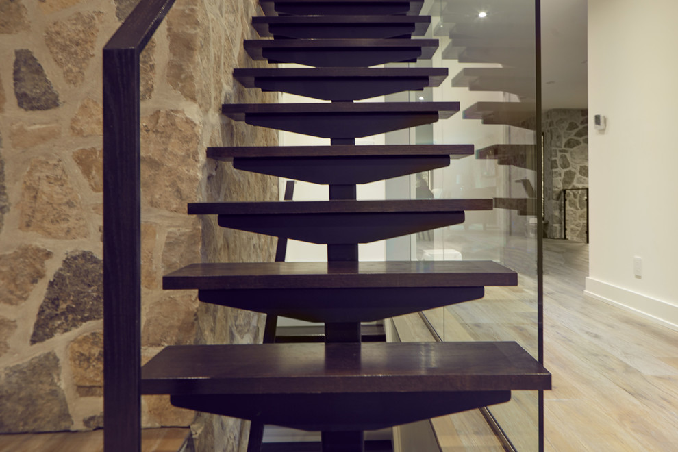 Gerade, Mittelgroße Moderne Treppe mit gebeizten Holz-Treppenstufen, offenen Setzstufen und Stahlgeländer in Orange County