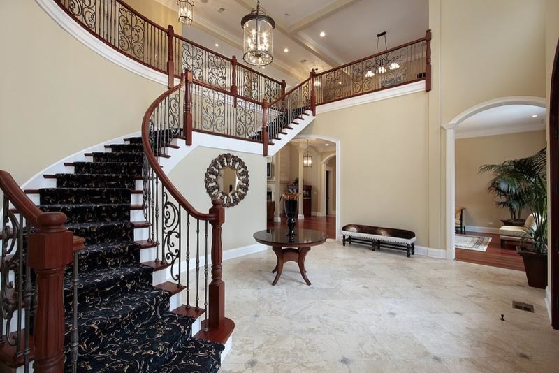Aménagement d'un escalier peint courbe classique de taille moyenne avec des marches en bois et un garde-corps en métal.