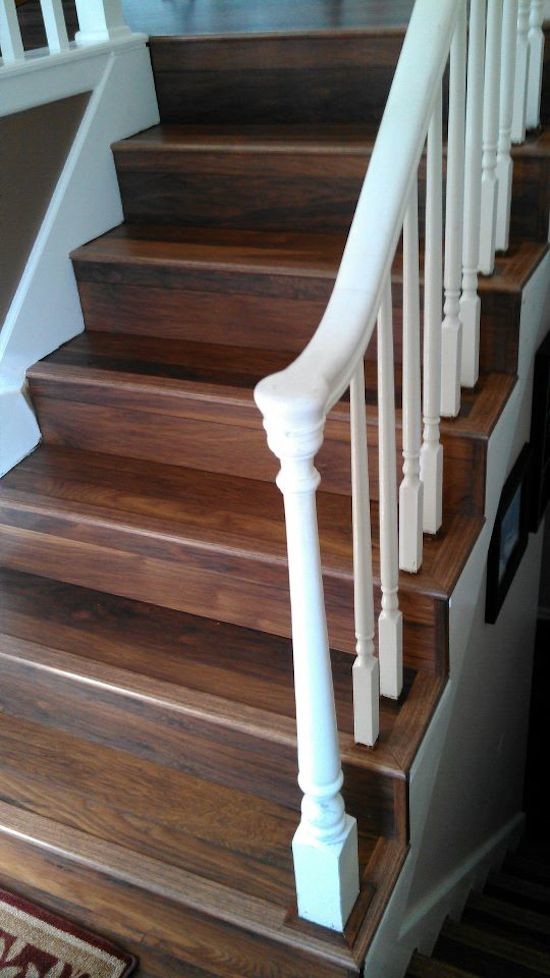 Imagen de escalera clásica con escalones de madera y contrahuellas de madera