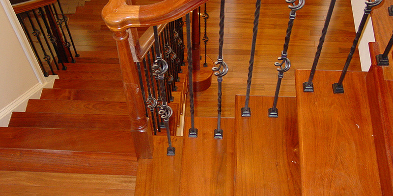 Foto de escalera en L clásica de tamaño medio con escalones de madera y contrahuellas de madera