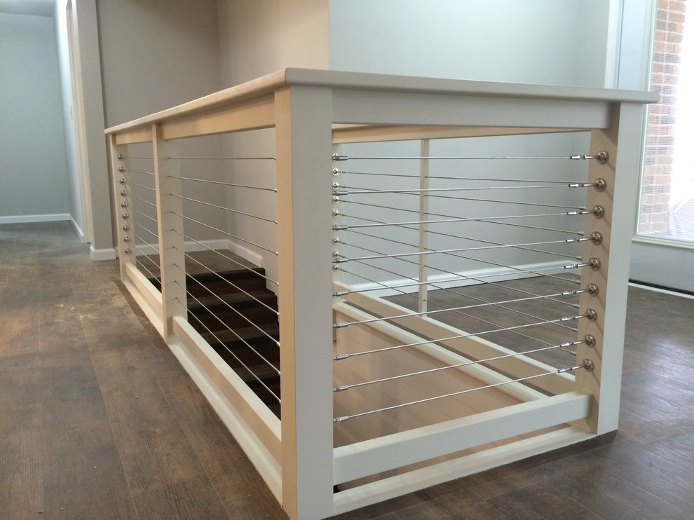На фото: прямая деревянная лестница среднего размера в стиле лофт с деревянными ступенями и перилами из смешанных материалов