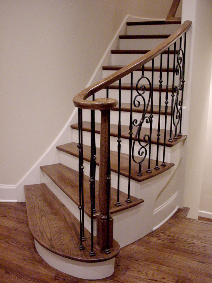 Aménagement d'un escalier peint classique en L de taille moyenne avec des marches en bois.