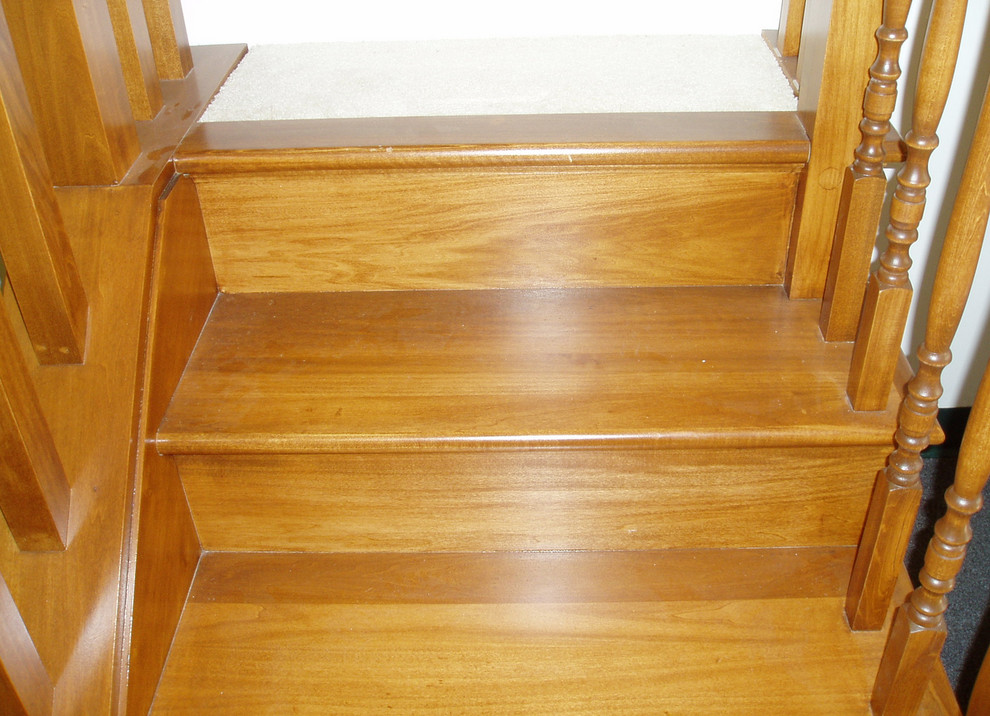 Mid-sized elegant wooden curved wood railing staircase photo in Cincinnati with wooden risers