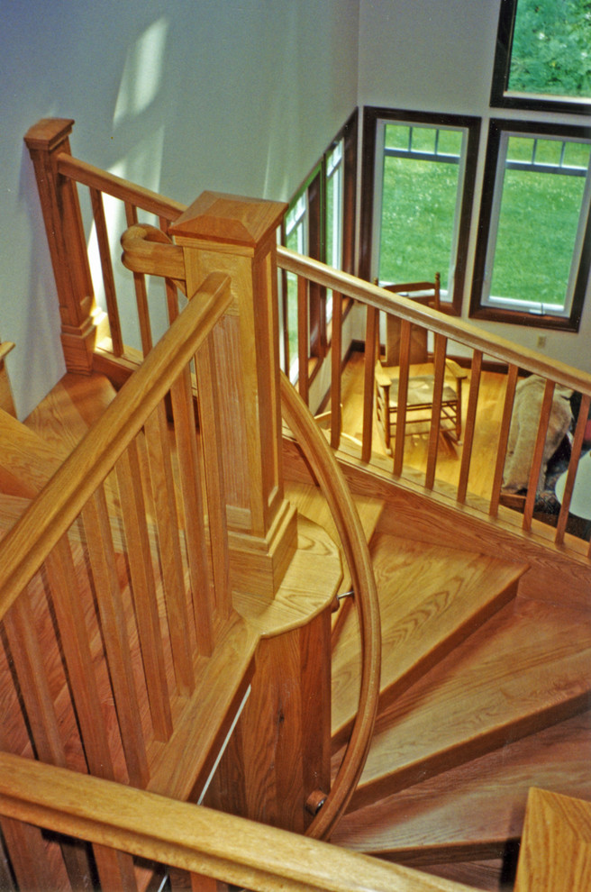 Стильный дизайн: большая винтовая деревянная лестница в стиле кантри с деревянными ступенями - последний тренд