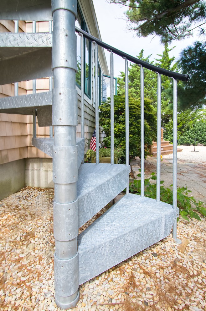 На фото: маленькая винтовая металлическая лестница в классическом стиле с металлическими ступенями для на участке и в саду