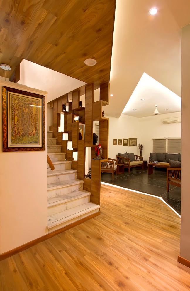 Свежая идея для дизайна: лестница среднего размера в восточном стиле - отличное фото интерьера
