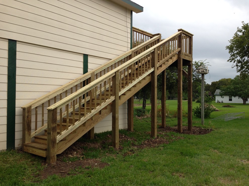 Источник вдохновения для домашнего уюта: большая прямая деревянная лестница в стиле неоклассика (современная классика) с деревянными ступенями