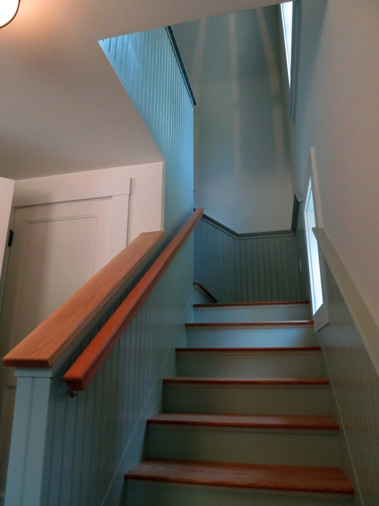 他の地域にあるトランジショナルスタイルのおしゃれなかね折れ階段 (フローリングの蹴込み板) の写真