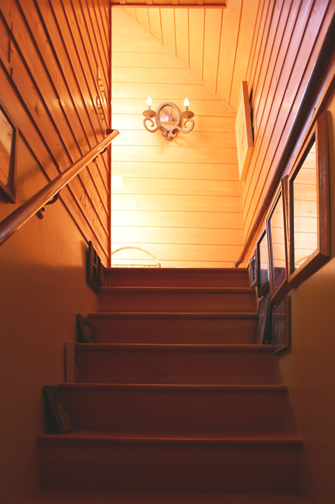 На фото: маленькая прямая деревянная лестница в стиле фьюжн с деревянными ступенями для на участке и в саду