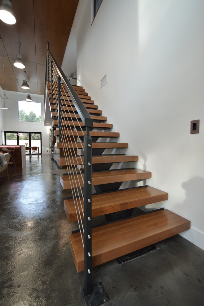 Foto de escalera recta minimalista de tamaño medio sin contrahuella con escalones de madera