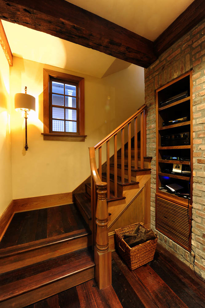 Ejemplo de escalera en L rústica de tamaño medio con escalones de madera y contrahuellas de madera