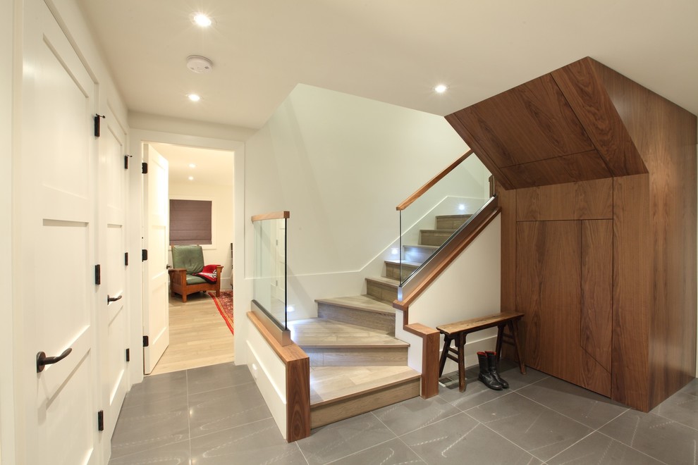 Стильный дизайн: деревянная лестница в современном стиле с деревянными ступенями и кладовкой или шкафом под ней - последний тренд