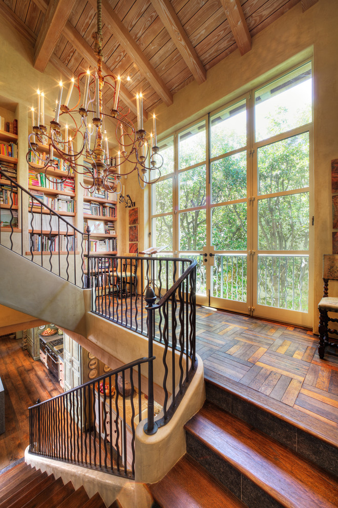 Пример оригинального дизайна: лестница в стиле рустика с деревянными ступенями и подступенками из плитки