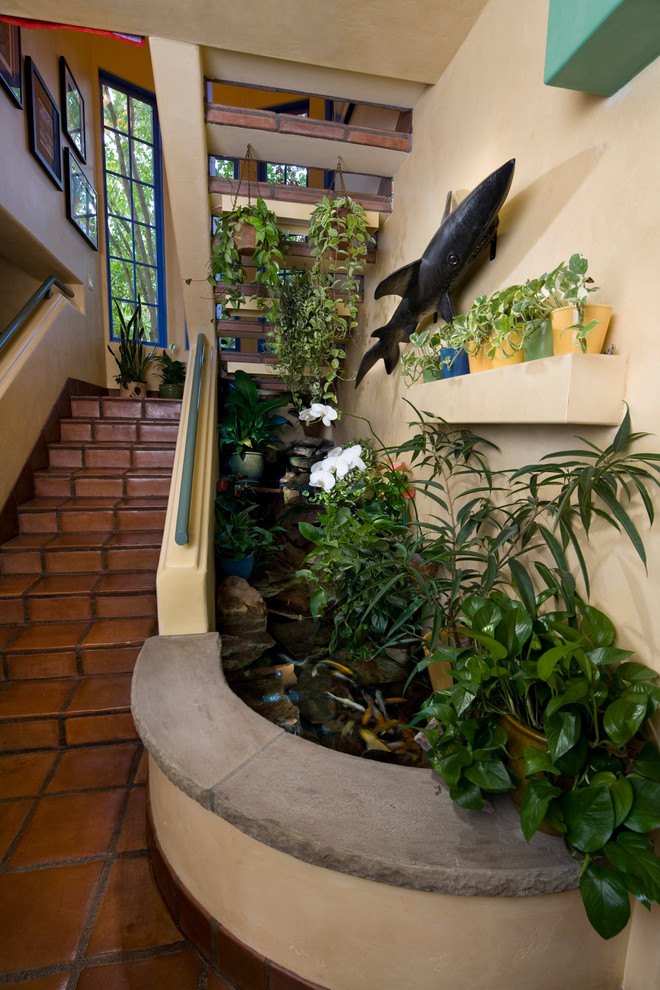 Источник вдохновения для домашнего уюта: п-образная лестница в стиле фьюжн с ступенями из плитки и подступенками из плитки