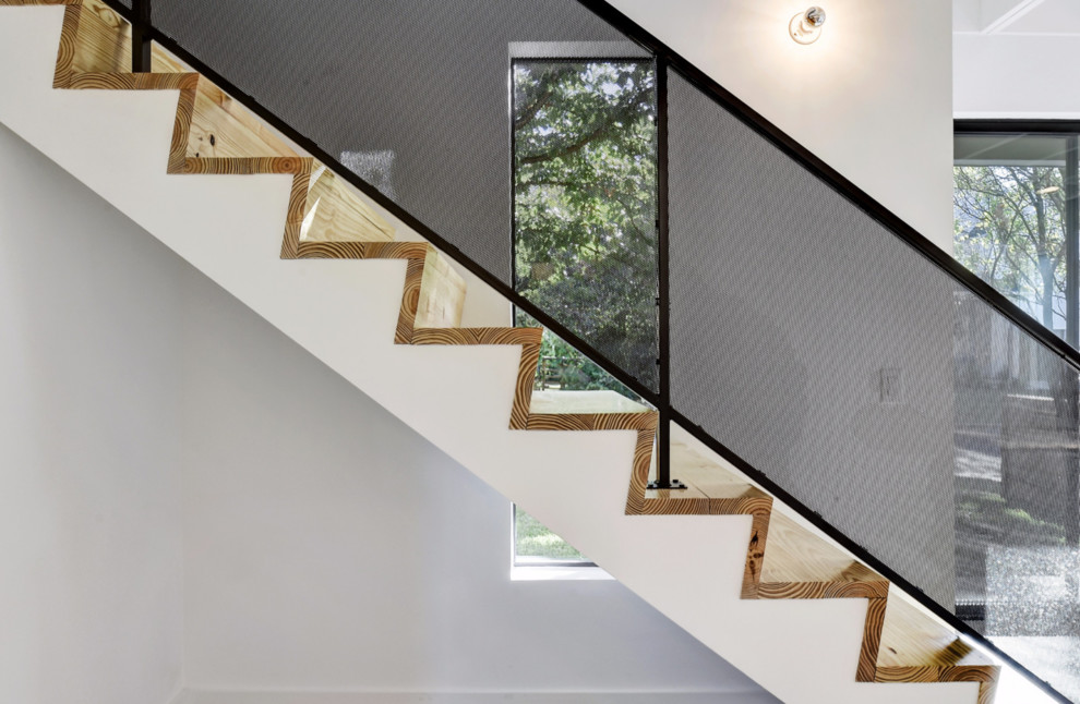 Ejemplo de escalera recta de estilo de casa de campo de tamaño medio con escalones de madera, contrahuellas de madera y barandilla de metal