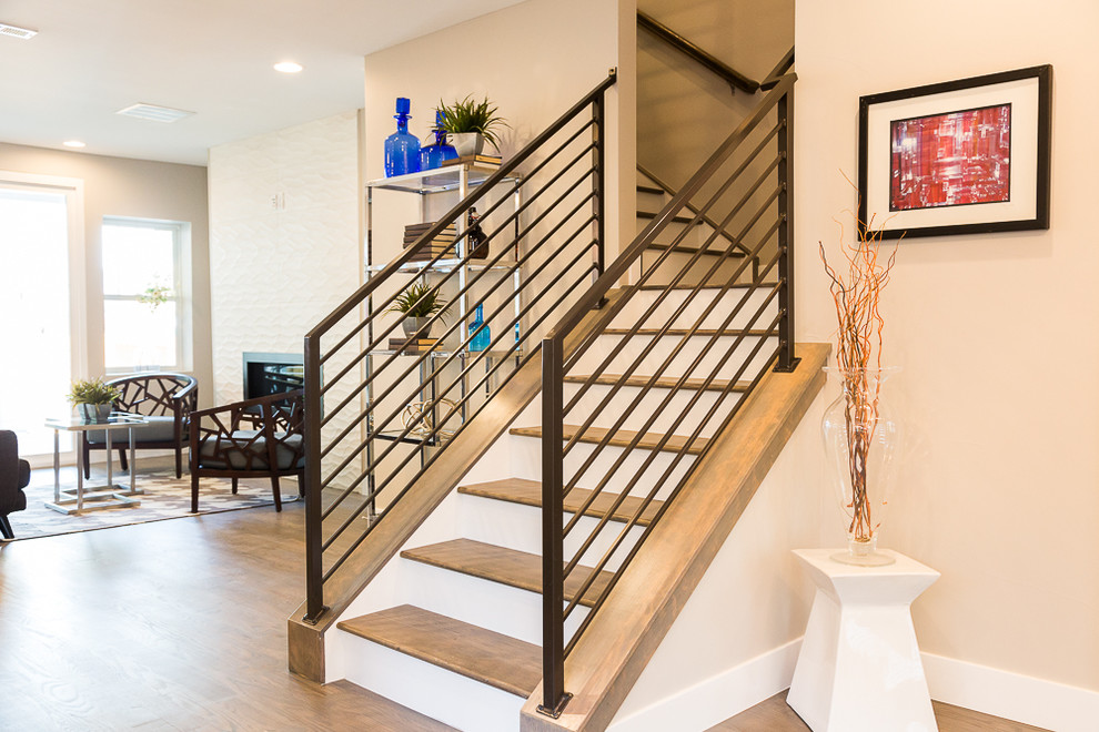 Стильный дизайн: прямая лестница среднего размера в стиле лофт с деревянными ступенями, крашенными деревянными подступенками и металлическими перилами - последний тренд