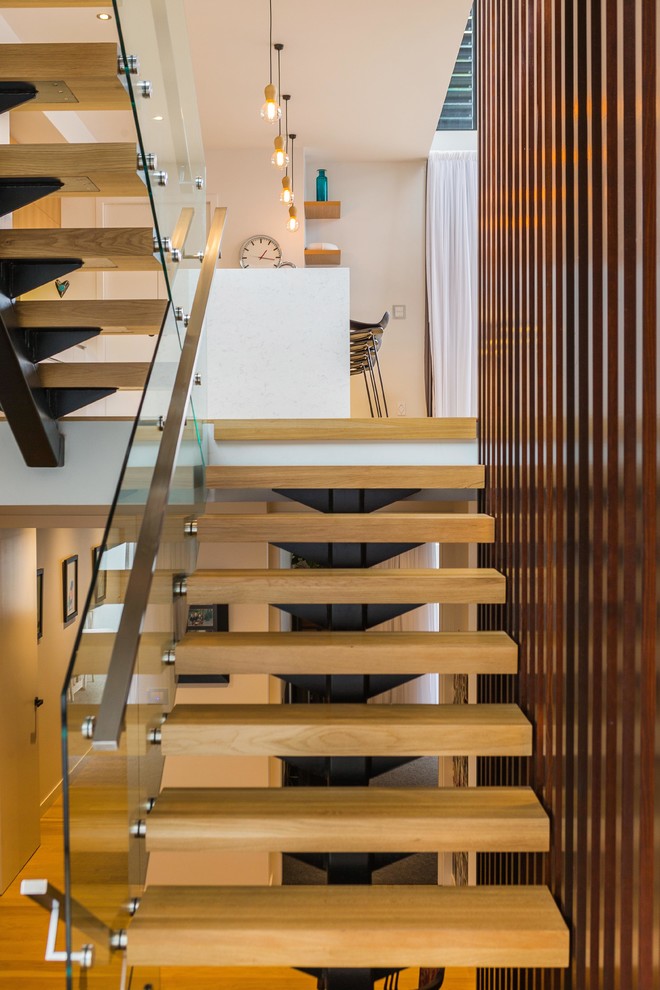 На фото: п-образная лестница среднего размера в современном стиле с деревянными ступенями без подступенок