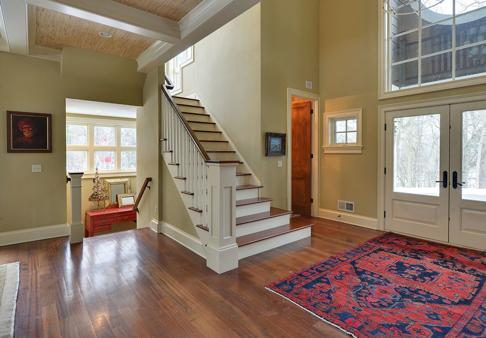 Свежая идея для дизайна: п-образная лестница среднего размера в стиле кантри с деревянными ступенями и крашенными деревянными подступенками - отличное фото интерьера