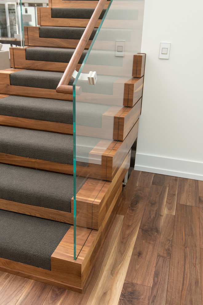 Modelo de escalera suspendida moderna grande con escalones de madera y contrahuellas de madera