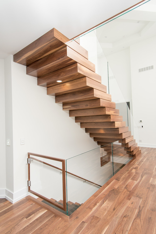 Идея дизайна: большая деревянная лестница на больцах в стиле модернизм с деревянными ступенями