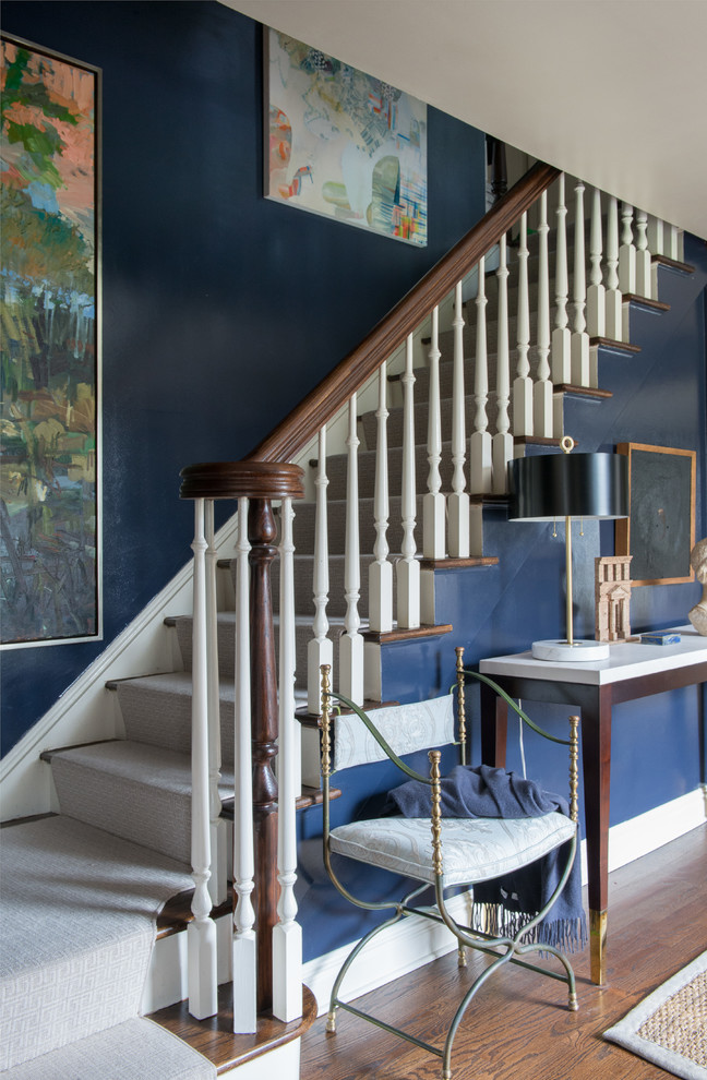 Gerade, Mittelgroße Klassische Treppe mit Teppich-Treppenstufen und Teppich-Setzstufen in New York