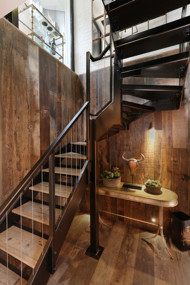 На фото: изогнутая лестница в стиле рустика с деревянными ступенями без подступенок