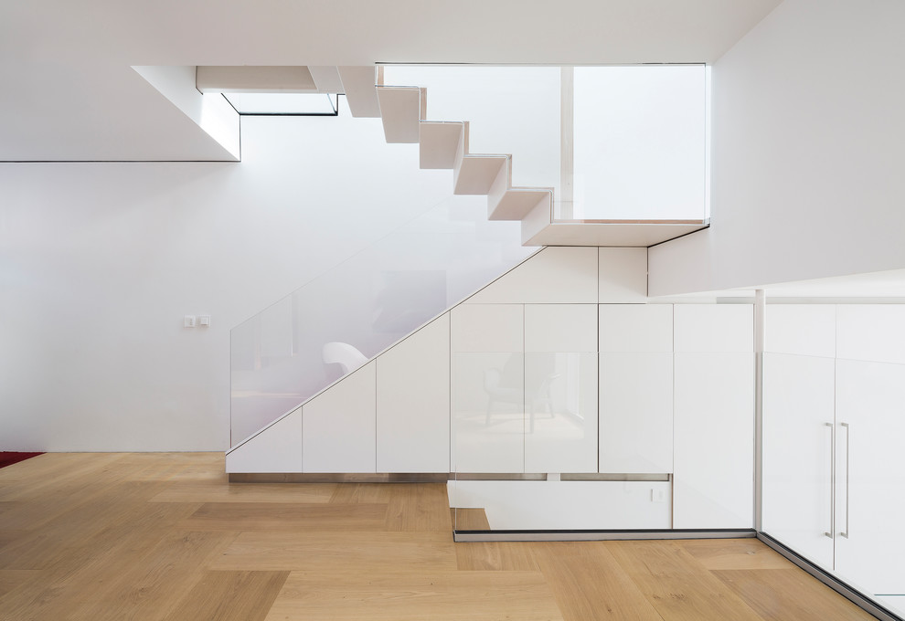 Свежая идея для дизайна: прямая металлическая лестница среднего размера в стиле модернизм с металлическими ступенями - отличное фото интерьера