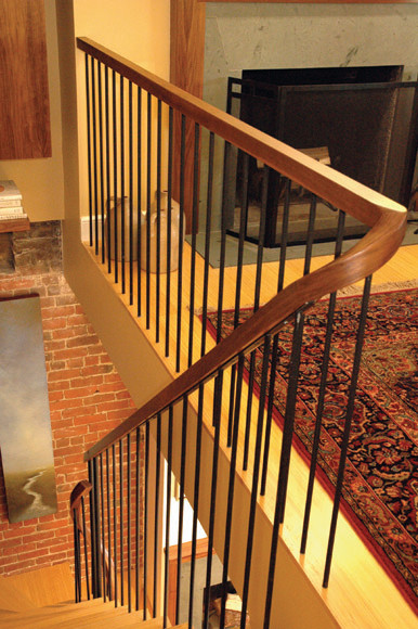 Foto de escalera curva contemporánea pequeña con escalones de madera, contrahuellas de madera y barandilla de madera