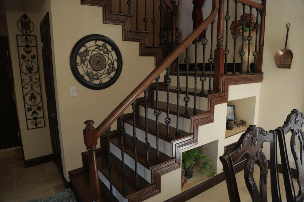 Réalisation d'un escalier peint tradition en U de taille moyenne avec des marches en bois.