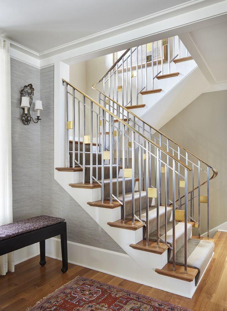 Стильный дизайн: большая п-образная деревянная лестница в стиле неоклассика (современная классика) с деревянными ступенями - последний тренд