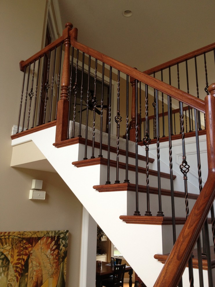 Idées déco pour un escalier classique en L avec des marches en bois et des contremarches en bois.