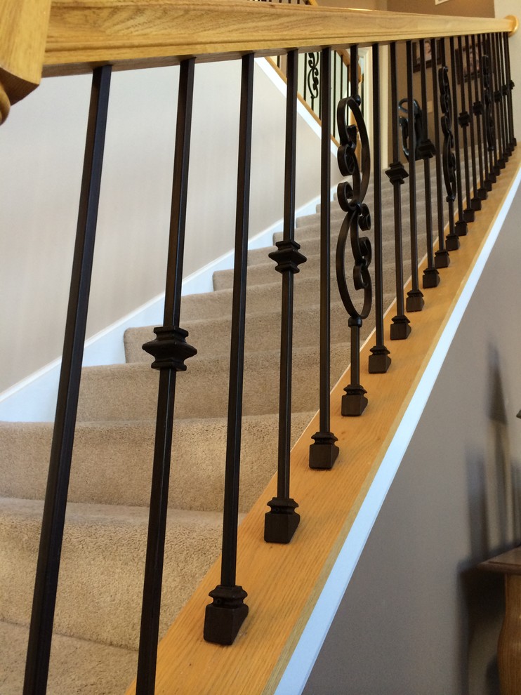 Diseño de escalera recta clásica con escalones enmoquetados y contrahuellas enmoquetadas