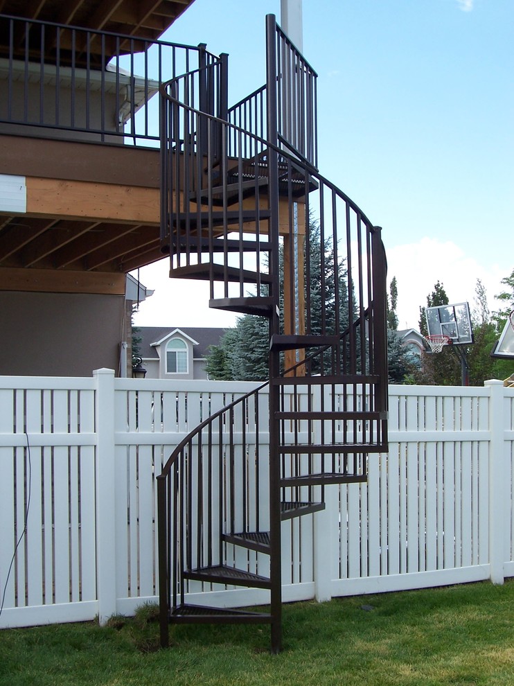 Идея дизайна: винтовая лестница среднего размера в стиле модернизм с металлическими ступенями без подступенок