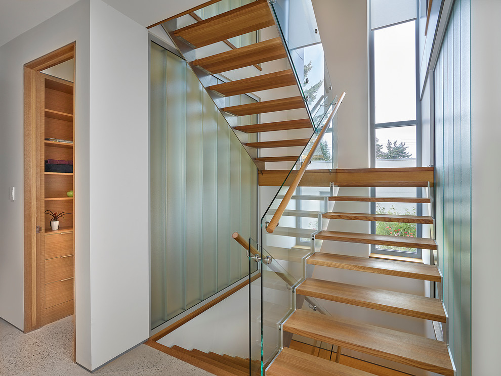 Mittelgroße Moderne Holztreppe in U-Form mit offenen Setzstufen in Edmonton