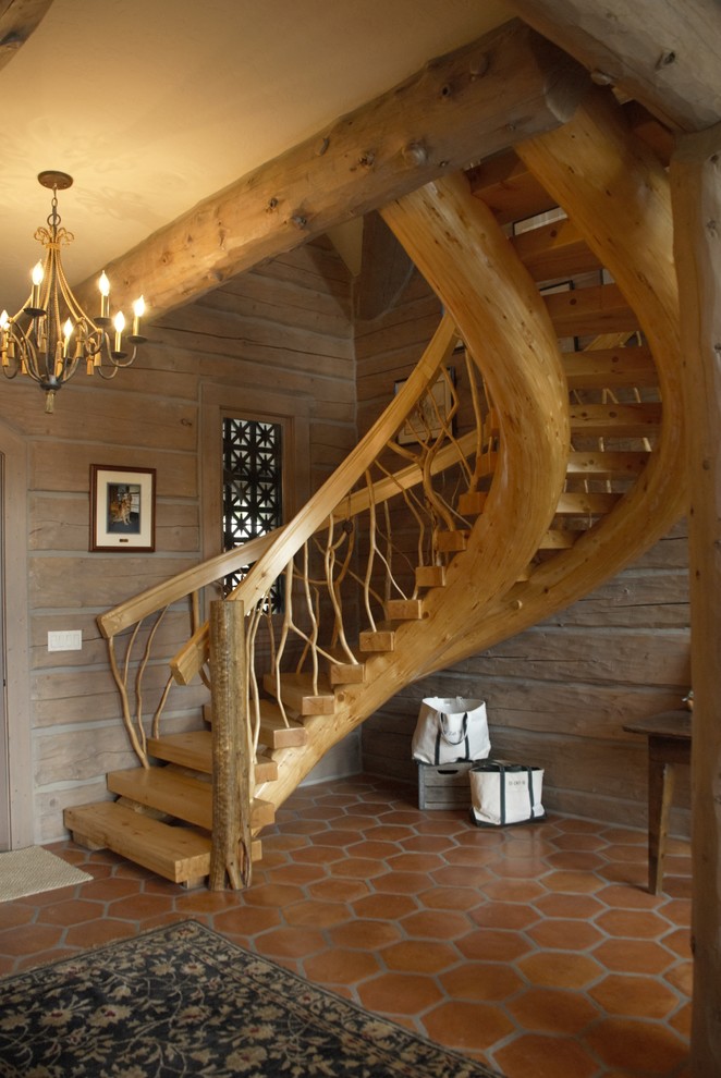 Idéer för att renovera en stor rustik svängd trappa i trä, med öppna sättsteg och räcke i trä