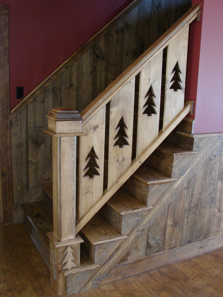 Идея дизайна: маленькая прямая деревянная лестница в классическом стиле с деревянными ступенями для на участке и в саду