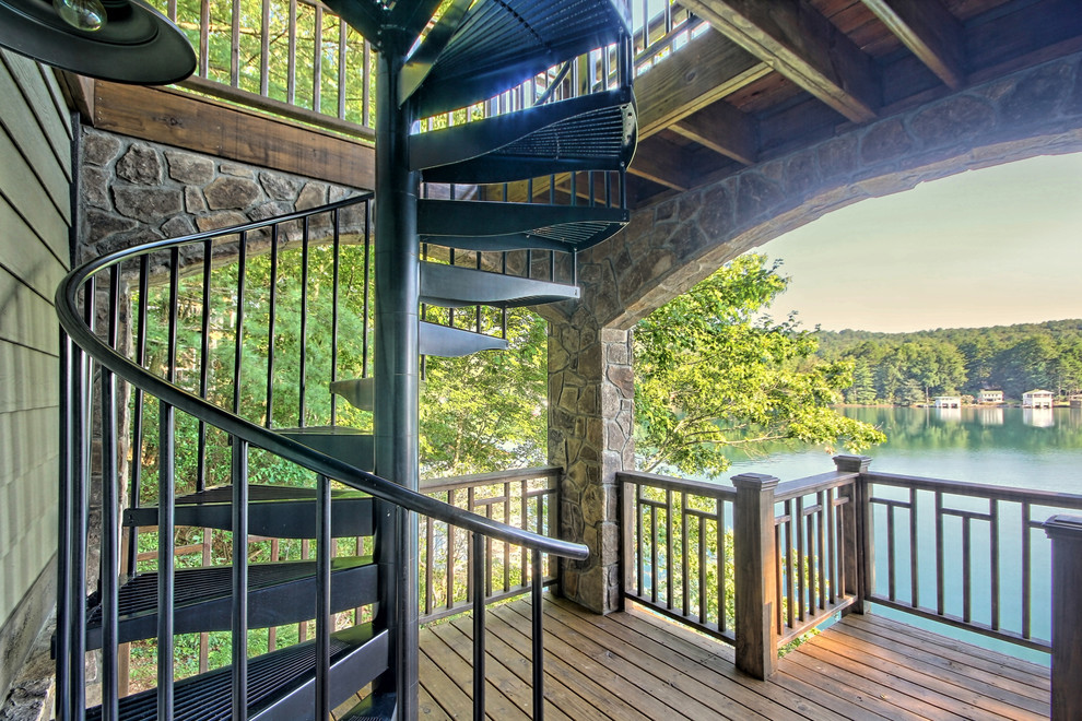 Свежая идея для дизайна: большая винтовая металлическая лестница в стиле рустика с металлическими ступенями - отличное фото интерьера