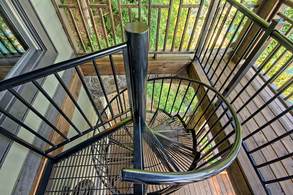 Ejemplo de escalera de caracol rural grande con escalones de metal y contrahuellas de metal