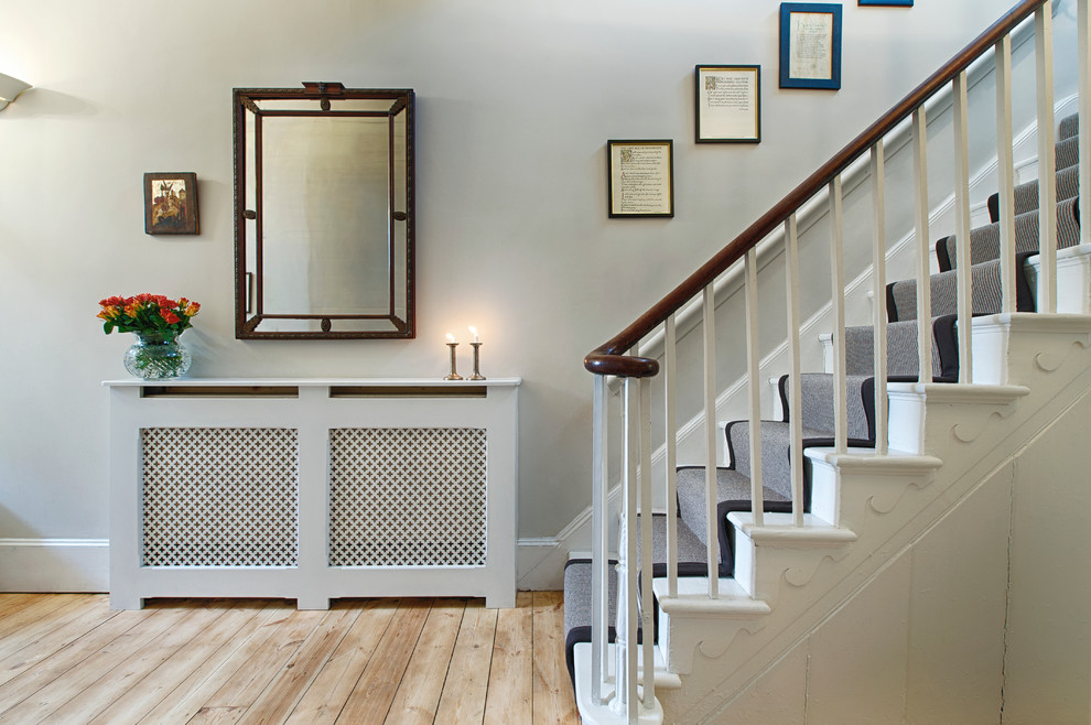 Стильный дизайн: лестница среднего размера в классическом стиле - последний тренд